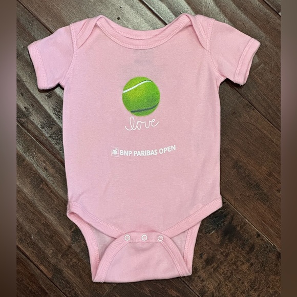 FILA 6M BNP Paribas Open Tennis Ball “LOVE” Pink Onesie - Picture 2 of 6